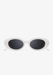 Capri Off-White / Black