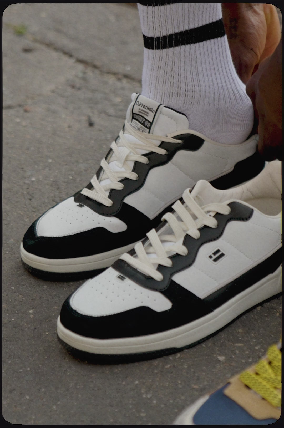 Cargar vídeo: Court V2 Flag White / Black