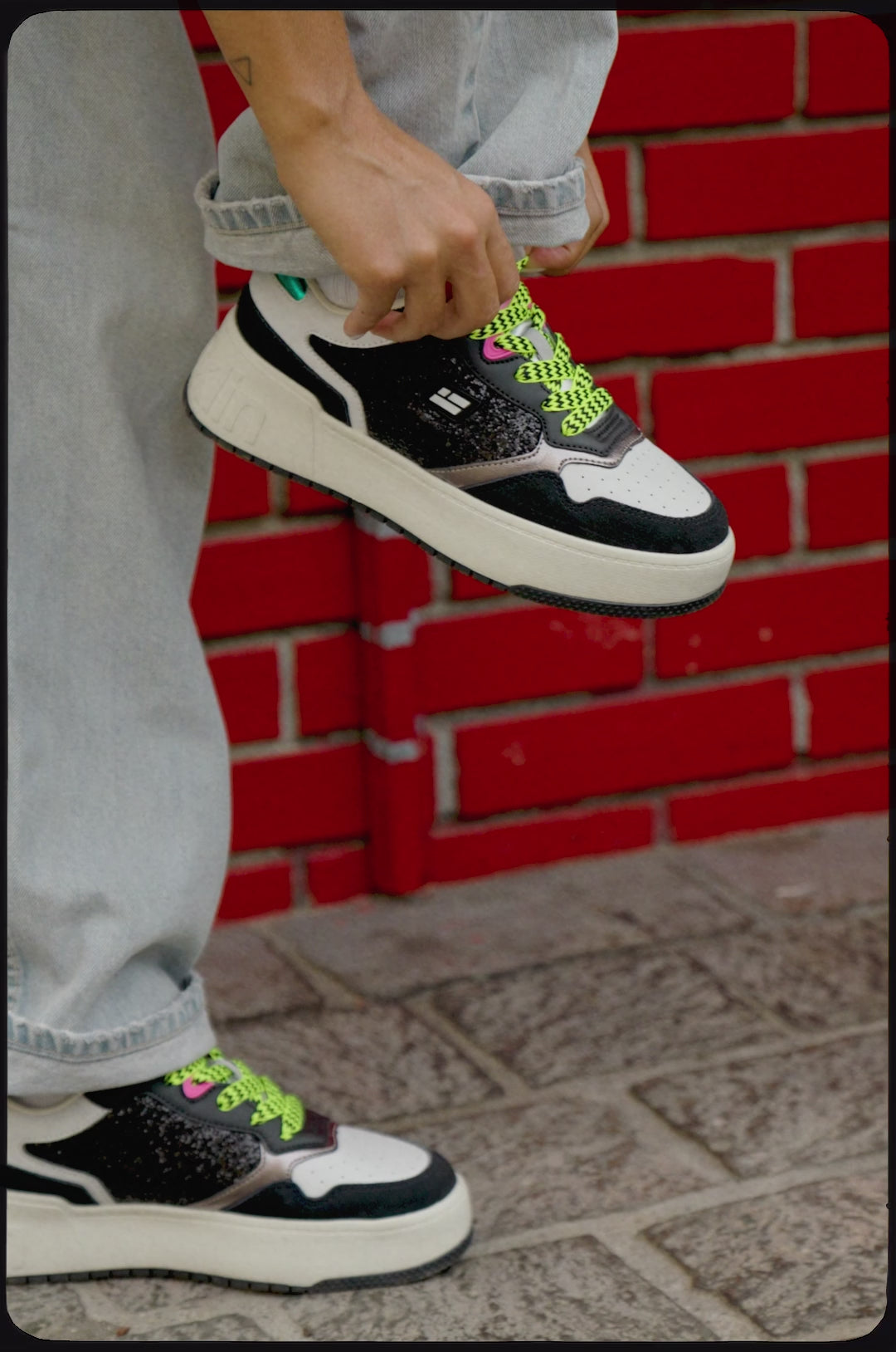 Cargar vídeo: Court Flag Glitter Black